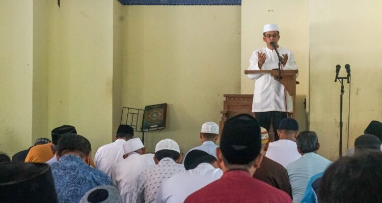 Rizal Bawazier Mengisi khutbah Jum'at di Masjid Al Irsyad Desa Wanareja Selatan