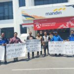 LSM RobinHood 23 Mendatangi Bank Mandiri Pekalongan Lantaran Tetap Memaksakan Anak Yatim Piatu Membayar Hutang Kedua Orang Tuanya