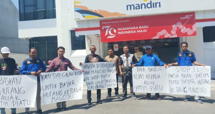 LSM RobinHood 23 Mendatangi Bank Mandiri Pekalongan Lantaran Tetap Memaksakan Anak Yatim Piatu Membayar Hutang Kedua Orang Tuanya