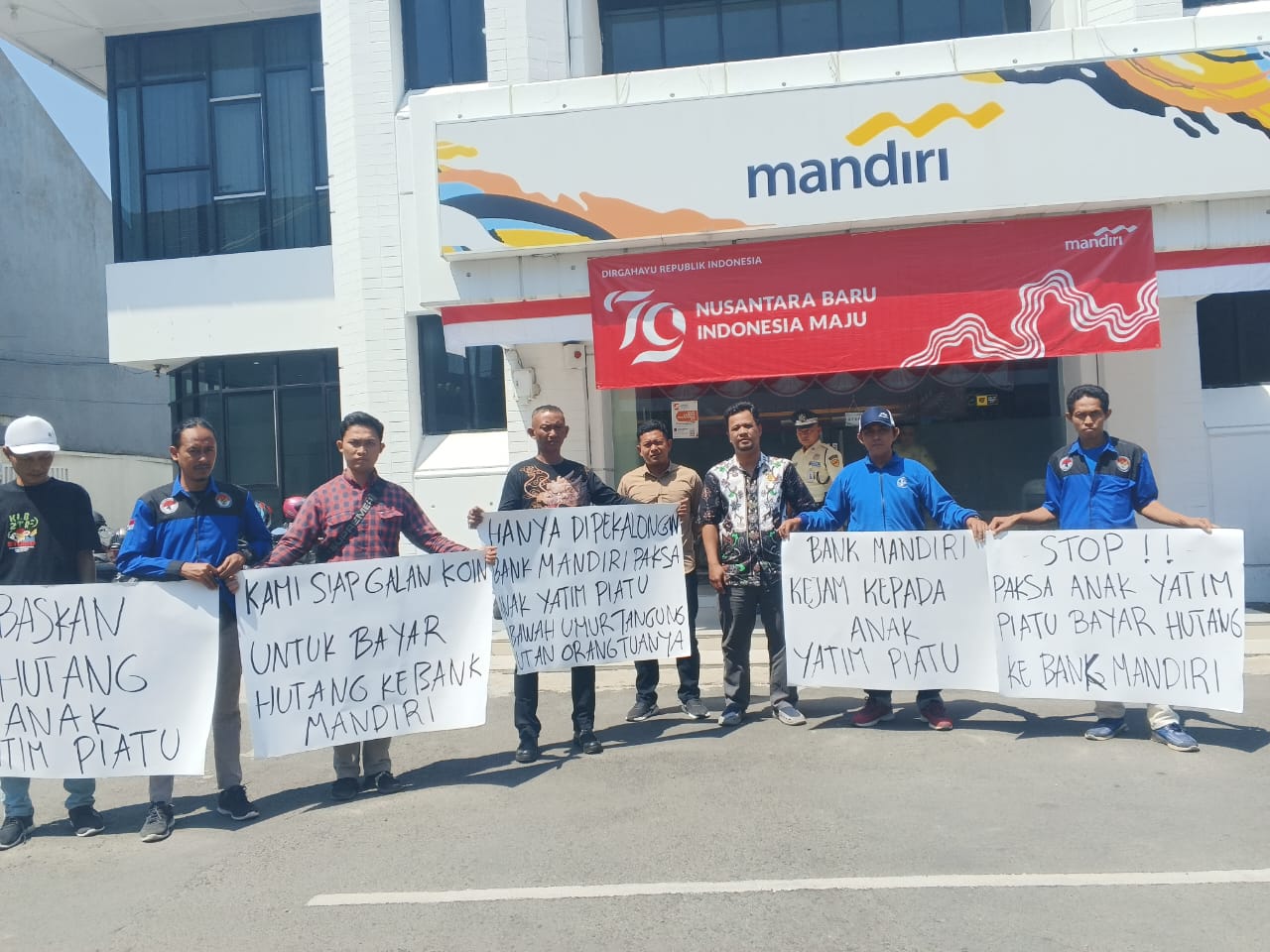 LSM RobinHood 23 Mendatangi Bank Mandiri Pekalongan Lantaran Tetap Memaksakan Anak Yatim Piatu Membayar Hutang Kedua Orang Tuanya