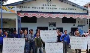 Puluhan Massa dan Ormas Geruduk Kantor Koperasi Pengusaha Batik Setono (KPBS) Kota Pekalongan