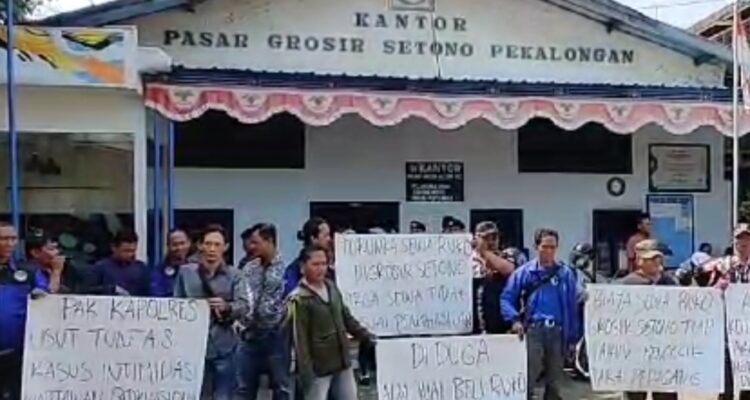 Puluhan Massa dan Ormas Geruduk Kantor Koperasi Pengusaha Batik Setono (KPBS) Kota Pekalongan