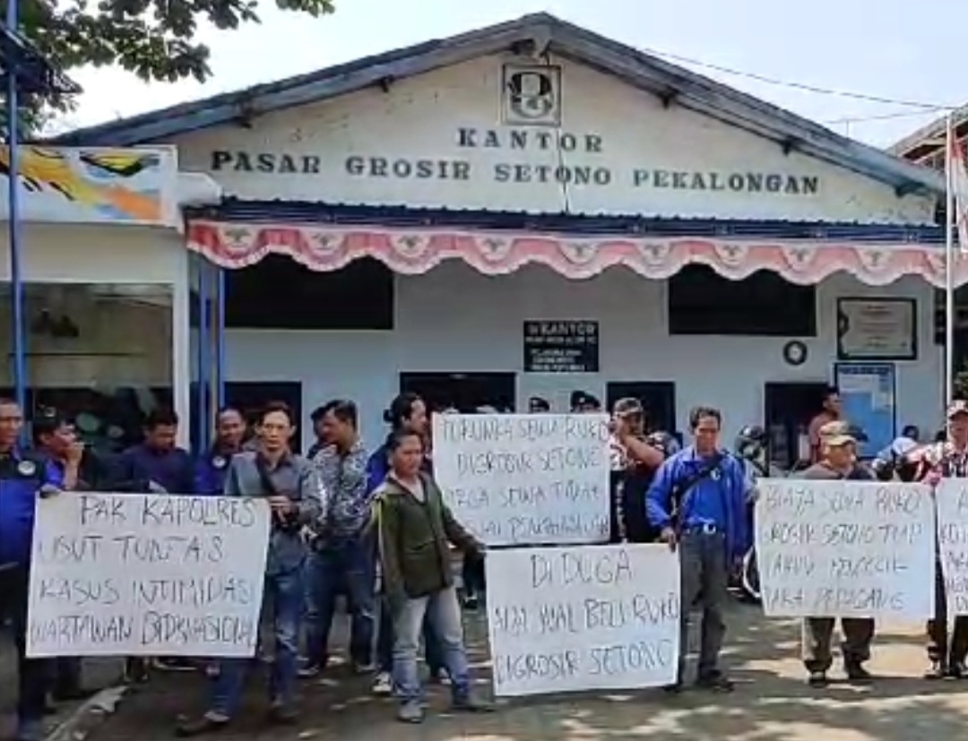 Puluhan Massa dan Ormas Geruduk Kantor Koperasi Pengusaha Batik Setono (KPBS) Kota Pekalongan