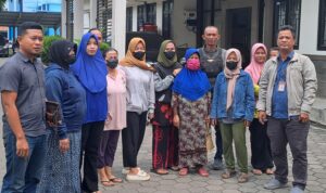 Sejumlah Nasabah BMT An-Naba Didampangi LBH Adhiyaksa Mendatangi Kantor Dinas Perdagangan Koperasi dan UKM Kota Pekalongan