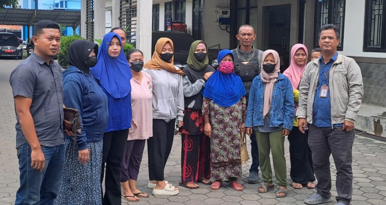 Sejumlah Nasabah BMT An-Naba Didampangi LBH Adhiyaksa Mendatangi Kantor Dinas Perdagangan Koperasi dan UKM Kota Pekalongan