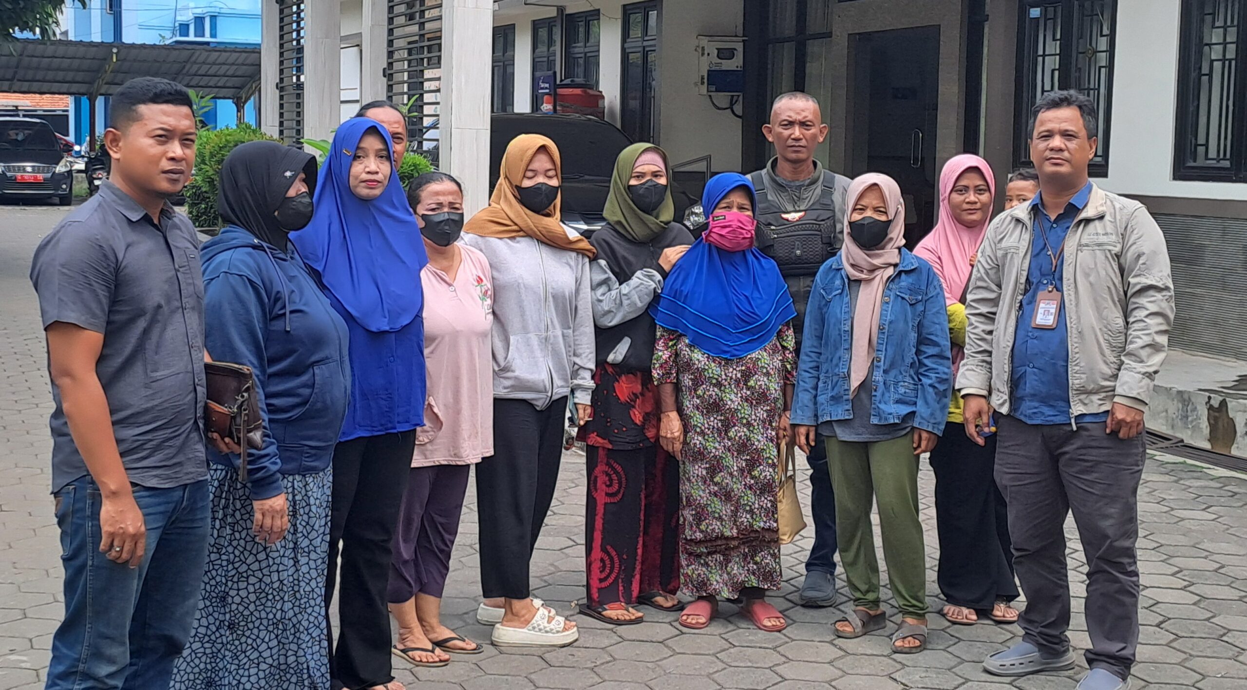 Sejumlah Nasabah BMT An-Naba Didampangi LBH Adhiyaksa Mendatangi Kantor Dinas Perdagangan Koperasi dan UKM Kota Pekalongan