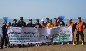 PT KITB Berkolaborasi dengan Yih Quan Footwear Indonesia dan Decker HOKA Melakukan Aksi Bersihkan Sampah Pantai Jodo