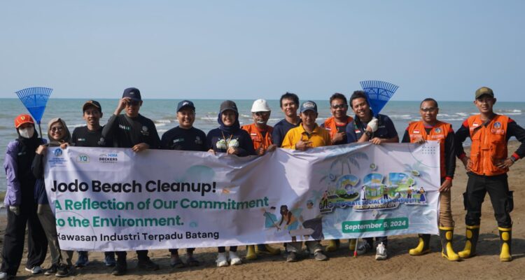 PT KITB Berkolaborasi dengan Yih Quan Footwear Indonesia dan Decker HOKA Melakukan Aksi Bersihkan Sampah Pantai Jodo