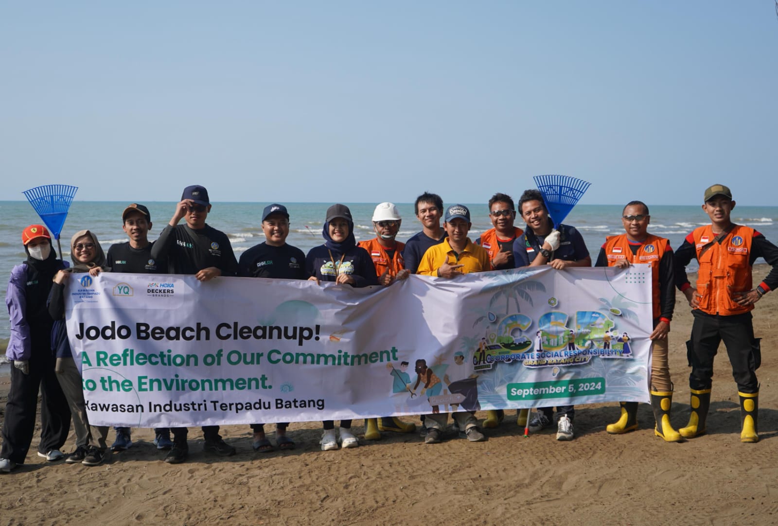 PT KITB Berkolaborasi dengan Yih Quan Footwear Indonesia dan Decker HOKA Melakukan Aksi Bersihkan Sampah Pantai Jodo