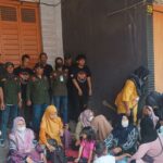 Sejumlah LSM Menjaga Pintu Kantor BMT Mitra Umat, Nasabah Tetap Gelar Aksi Doa Bersama Tagih Pencairan