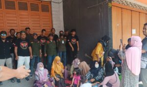 Sejumlah LSM Menjaga Pintu Kantor BMT Mitra Umat, Nasabah Tetap Gelar Aksi Doa Bersama Tagih Pencairan