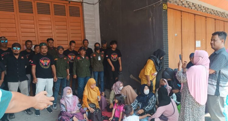 Sejumlah LSM Menjaga Pintu Kantor BMT Mitra Umat, Nasabah Tetap Gelar Aksi Doa Bersama Tagih Pencairan