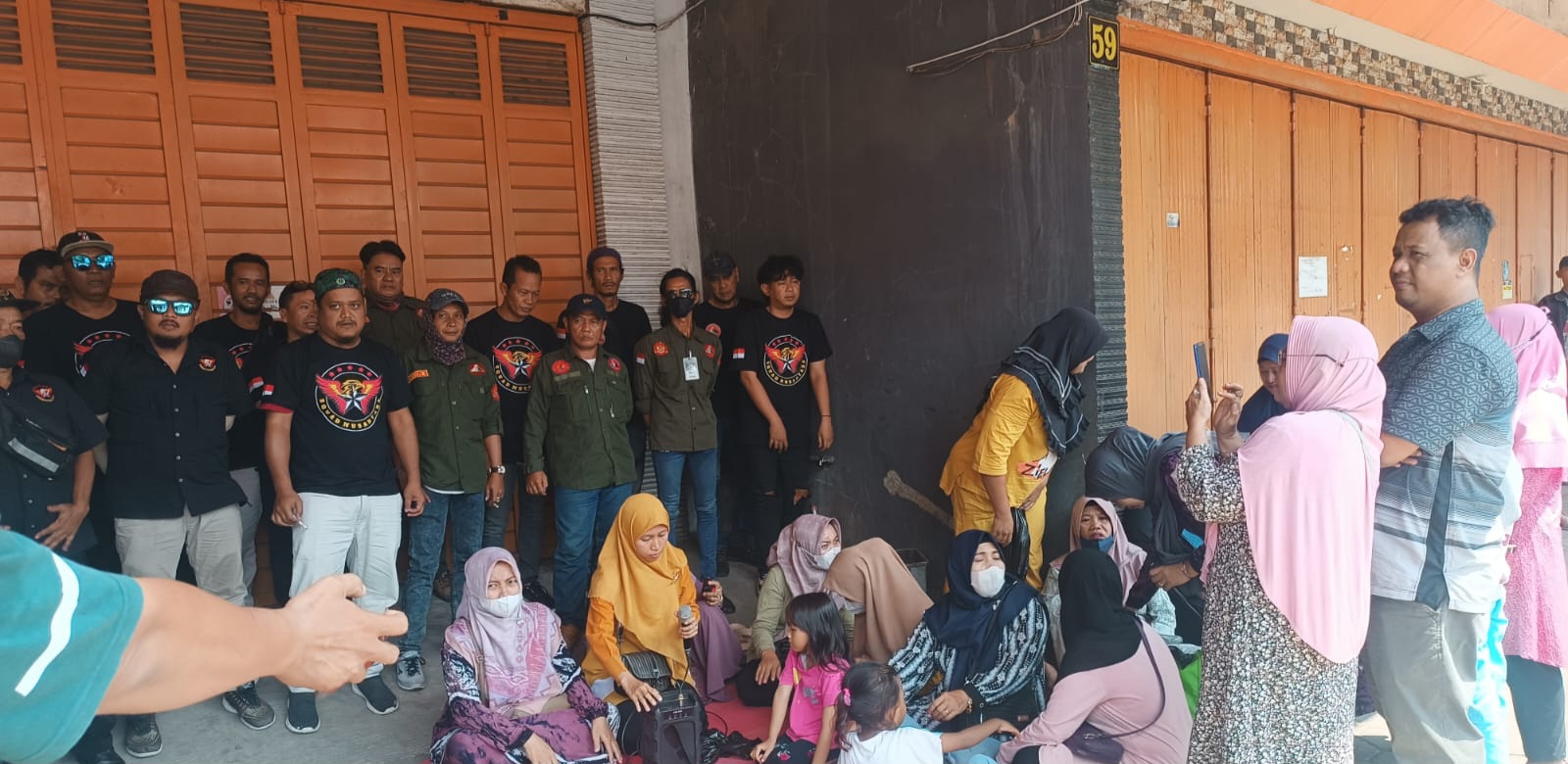 Sejumlah LSM Menjaga Pintu Kantor BMT Mitra Umat, Nasabah Tetap Gelar Aksi Doa Bersama Tagih Pencairan