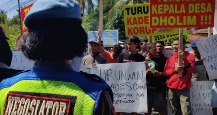 Ratusan Warga Didampangi LSM RobinHood 23 Berdemo Menuntut Kades Wuled Pekalongan Mundur