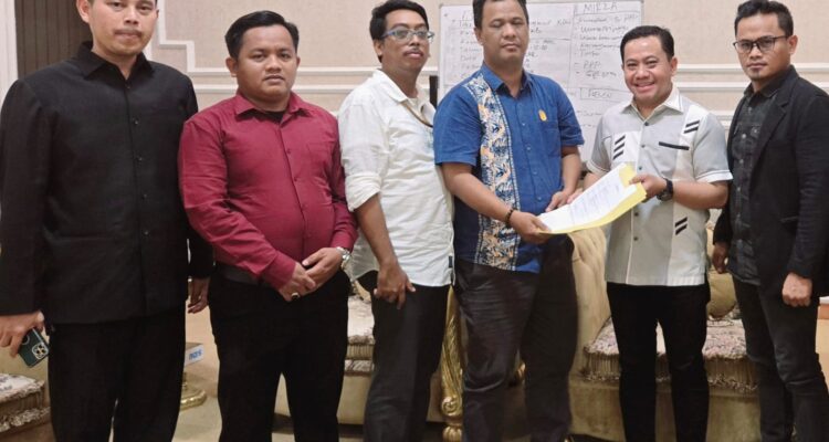 Paslon Nomor Urut 1 Fadia Arafiq - Sukirman Resmi Melaporkan Peristiwa Pelemparan Batu dan Kayu ke Unit II Satreskrim Polres Pekalongan