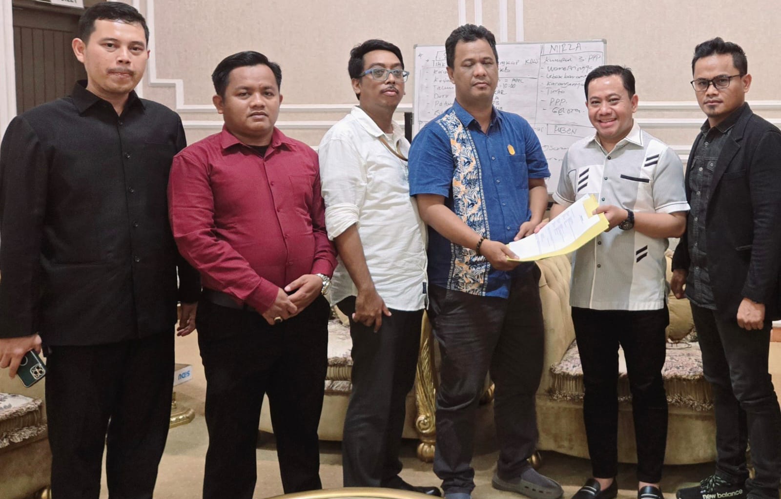 Paslon Nomor Urut 1 Fadia Arafiq - Sukirman Resmi Melaporkan Peristiwa Pelemparan Batu dan Kayu ke Unit II Satreskrim Polres Pekalongan