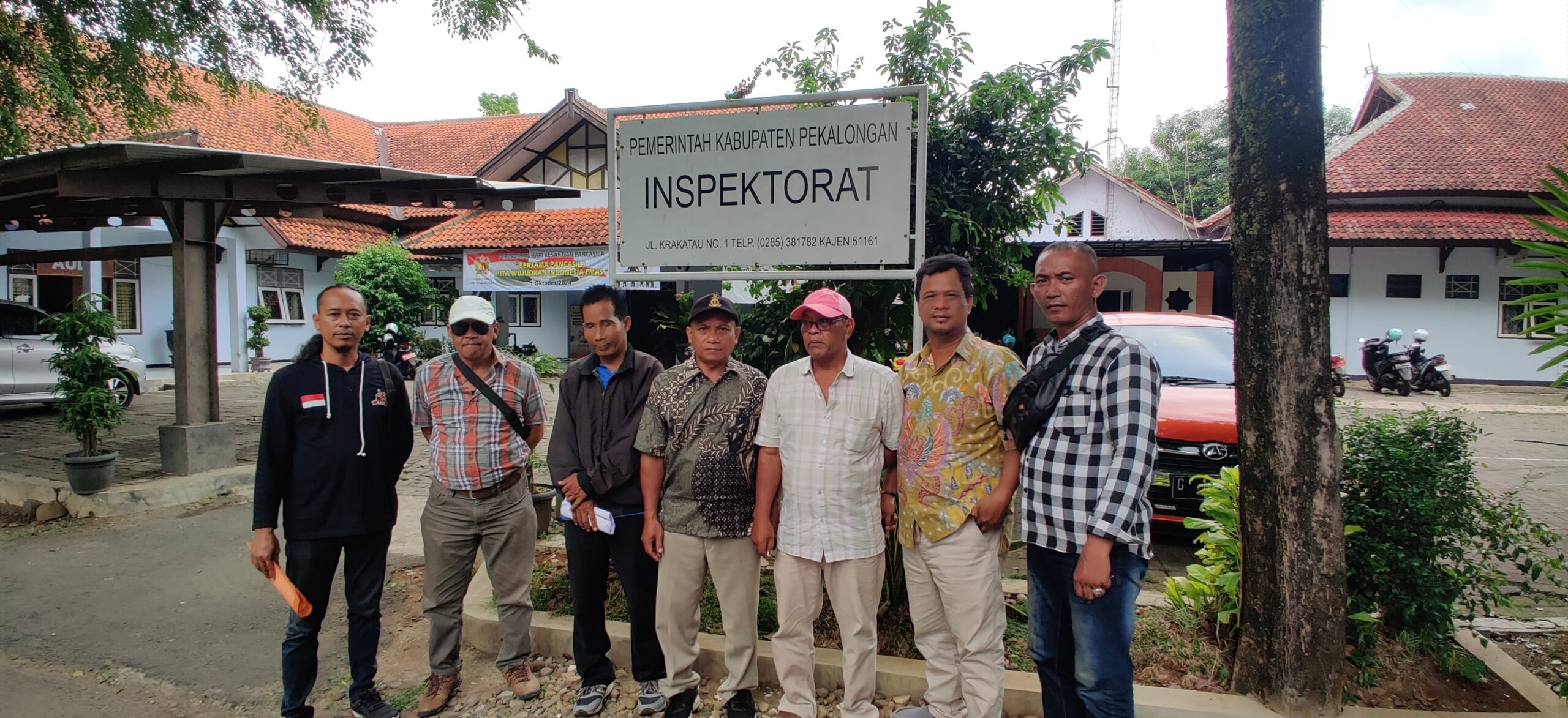 Miris...! Sejumlah Warga Desa Wuled Kabupaten Pekalongan Melaporkan Kades Ke Inspektorat setempat