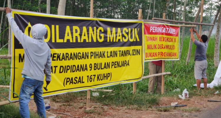 Perseteruan Kades dengan Warga, Puluhan Pemuda Desa Wuled Pekalongan Tutup Akses Jalan Tanah Bengkok