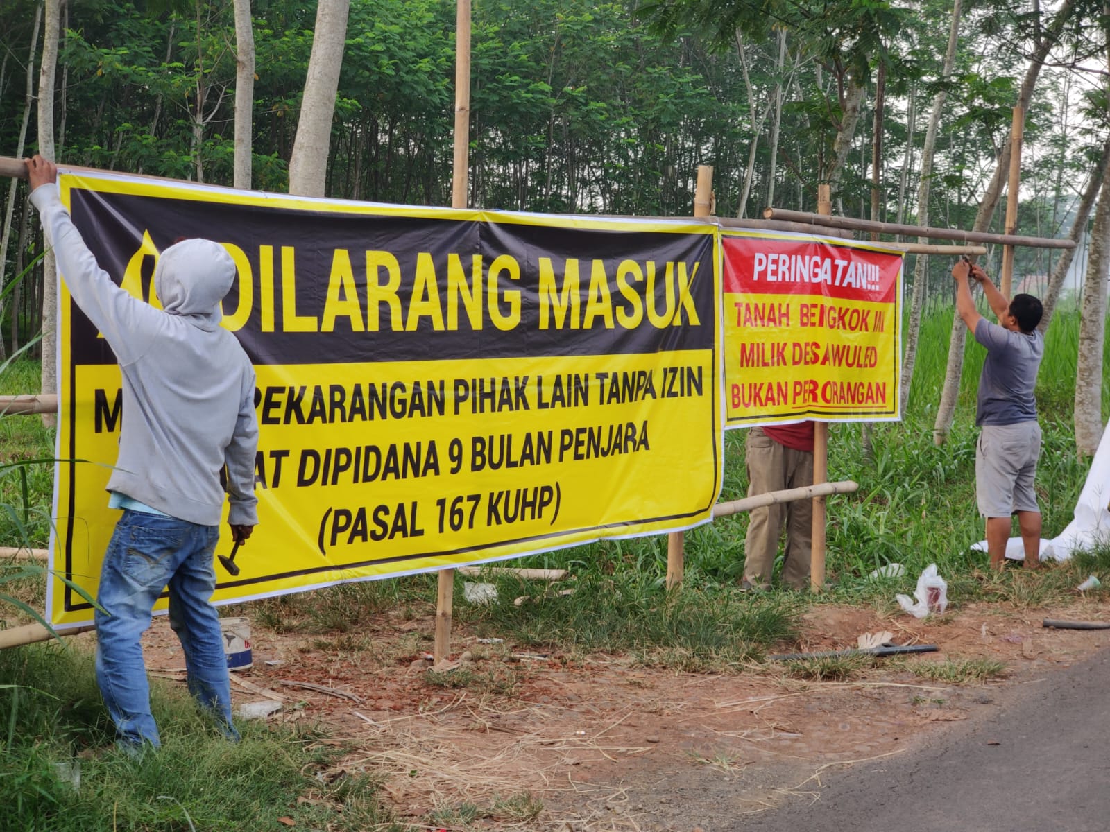 Perseteruan Kades dengan Warga, Puluhan Pemuda Desa Wuled Pekalongan Tutup Akses Jalan Tanah Bengkok