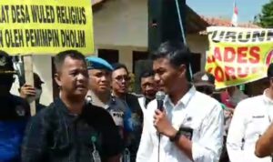 Keranda Simbol Matinya Nurani di Arak Warga Wuled Pekalongan Menuju Kantor Kecamatan Terto