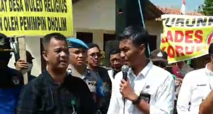 Keranda Simbol Matinya Nurani di Arak Warga Wuled Pekalongan Menuju Kantor Kecamatan Terto