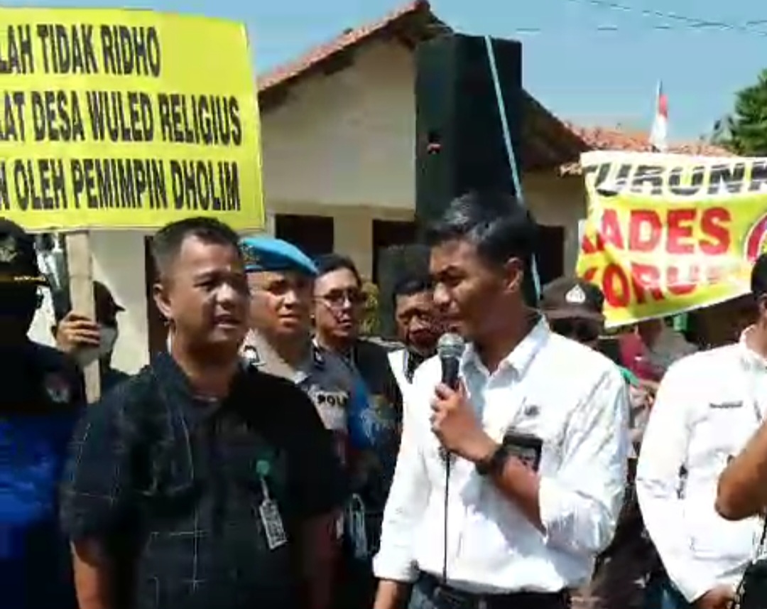 Keranda Simbol Matinya Nurani di Arak Warga Wuled Pekalongan Menuju Kantor Kecamatan Terto