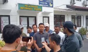 Puluhan Warga Desa Wuled Didampingi Kuasa hukum Melaporkan Kades ke Kejari Kabupaten Pekalongan