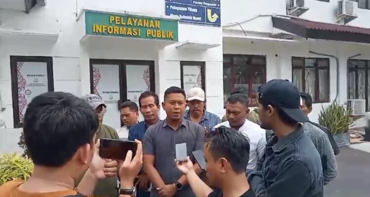 Puluhan Warga Desa Wuled Didampingi Kuasa hukum Melaporkan Kades ke Kejari Kabupaten Pekalongan