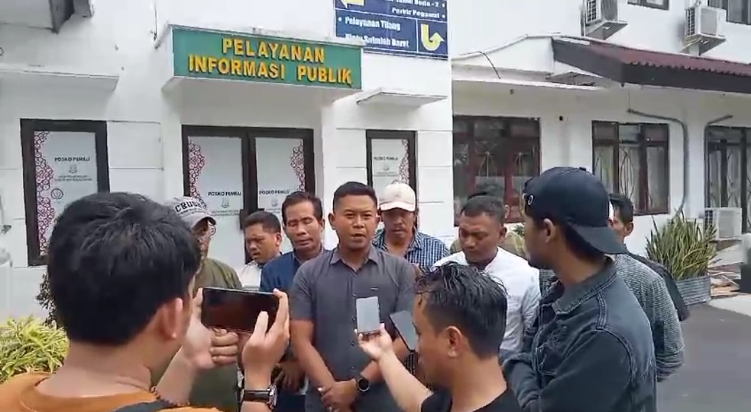 Puluhan Warga Desa Wuled Didampingi Kuasa hukum Melaporkan Kades ke Kejari Kabupaten Pekalongan