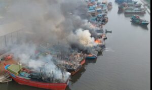 13 Kapal Sandar di Pelabuhan Kota Pekalongan Terbakar