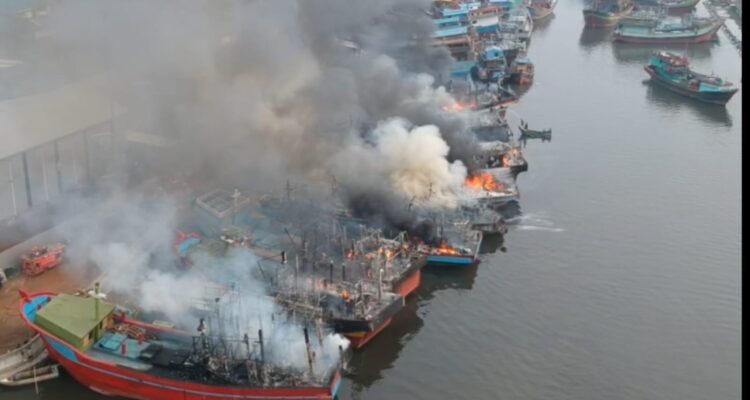 13 Kapal Sandar di Pelabuhan Kota Pekalongan Terbakar