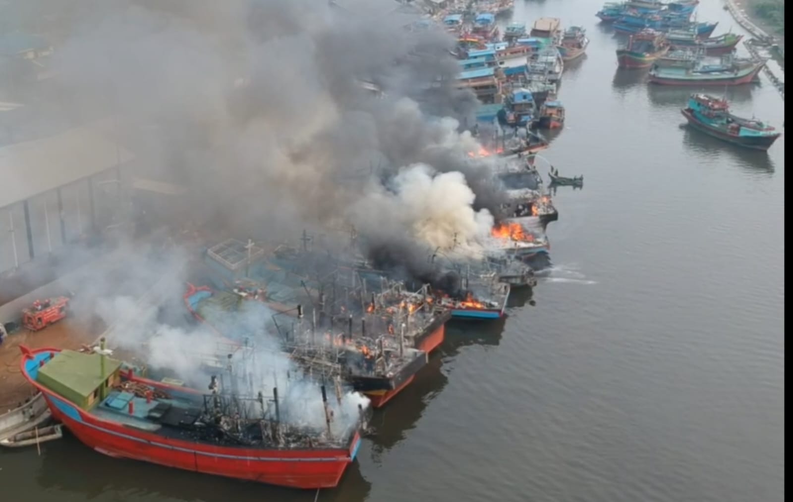 13 Kapal Sandar di Pelabuhan Kota Pekalongan Terbakar