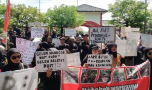 Ribuan Nasabah Korban BMT Mitra Umat Demo di Depan Kantor DPRD Kota Pekalongan