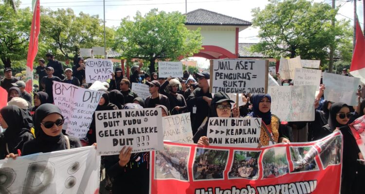 Ribuan Nasabah Korban BMT Mitra Umat Demo di Depan Kantor DPRD Kota Pekalongan