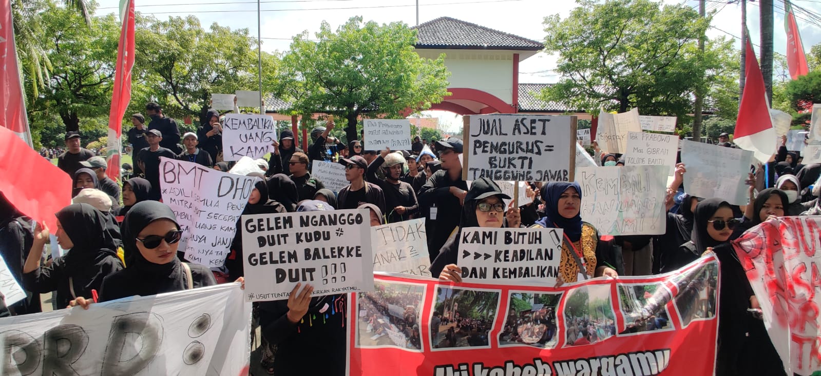 Ribuan Nasabah Korban BMT Mitra Umat Demo di Depan Kantor DPRD Kota Pekalongan