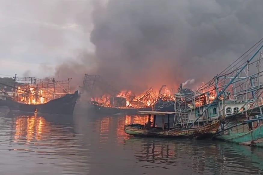 Kembali Puluhan Kapal Ikan di Pelabuhan Tegal Terbakar