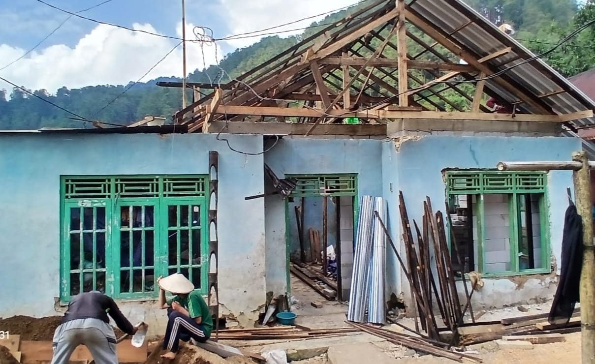 Sejumlah warga Desa Tlogopagis Kabupaten Pekalongan mengaku Dibuat Bingung Adanya Bantuan Material Bangunan