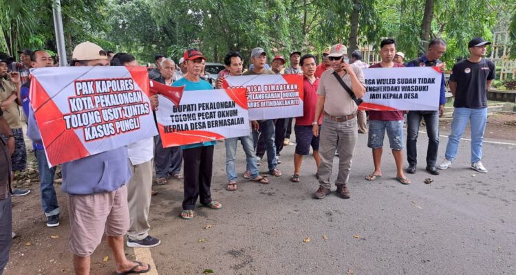 Warga Desa Wuled di Dampangi LSM Robin Hood 23 Gruduk Kantor Inspektorat Kab Pekalongan