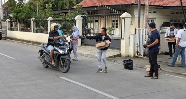 Persatuan Wartawan Indonesia Kota Pekalongan Bagi Ratusan Paket Berbuka Puasa