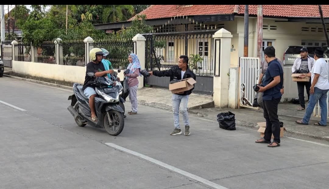 Persatuan Wartawan Indonesia Kota Pekalongan Bagi Ratusan Paket Berbuka Puasa